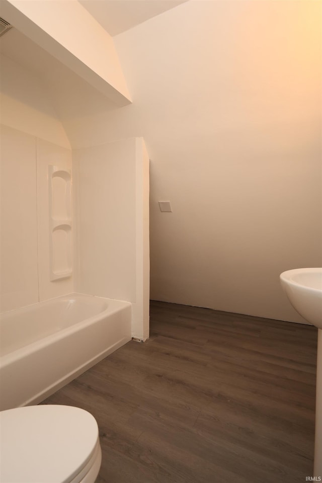 1765 E Old Kokomo Rd, Marion, IN 46953 - full bath featuring wood finished floors and bathing tub / shower combination