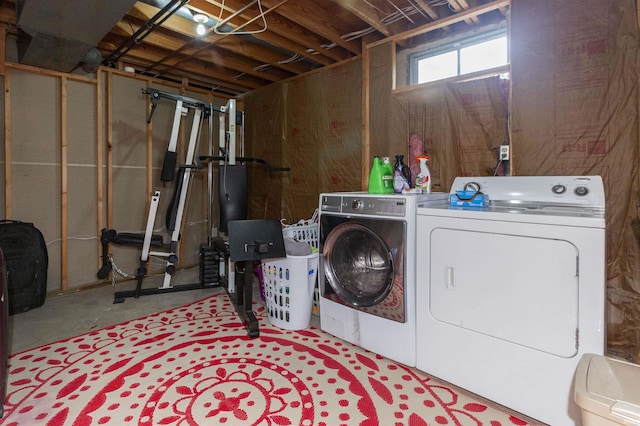 2233 Pine Creek Ct, South Bend, IN 46628 - laundry room featuring washing machine and clothes dryer