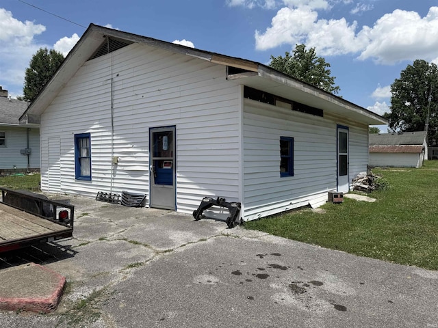 S Main St, Bicknell, IN 47512 - rear view of property with a lawn and a patio area