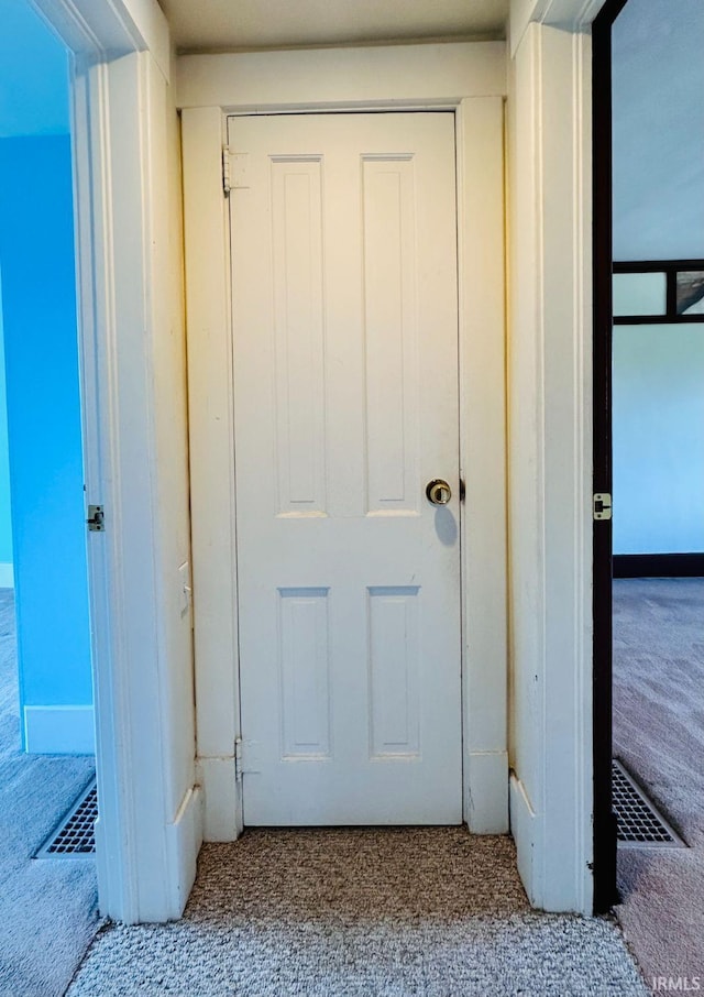 1028 N Wabash Ave, Marion, IN 46952 - detailed view of carpet