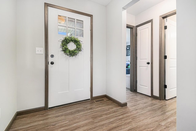 2010 Newbury Cir, Goshen, IN 46526 - foyer featuring light wood-style floors and baseboards