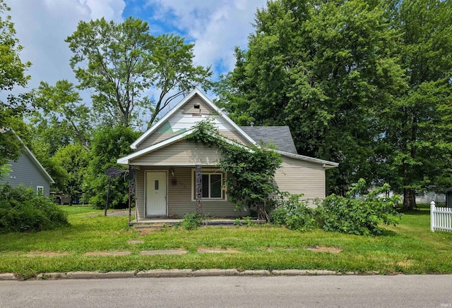 722 N Main St, Sullivan, IN 47882 - view of front of property featuring a front lawn and a porch