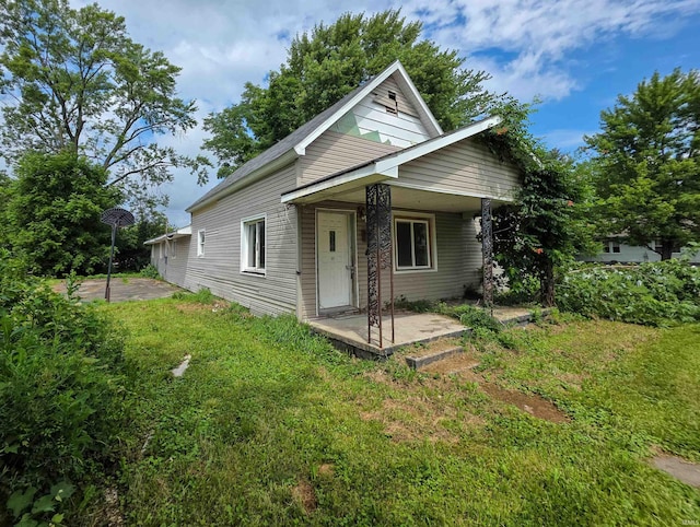 722 N Main St, Sullivan, IN 47882 - bungalow featuring a porch and a front yard