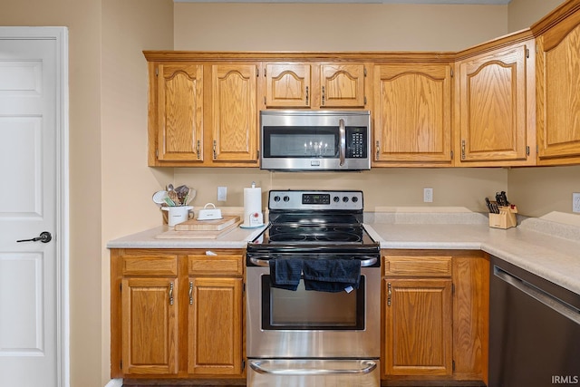 1709 Stonegate Cir, Lafayette, IN 47909 - kitchen featuring stainless steel appliances and light countertops