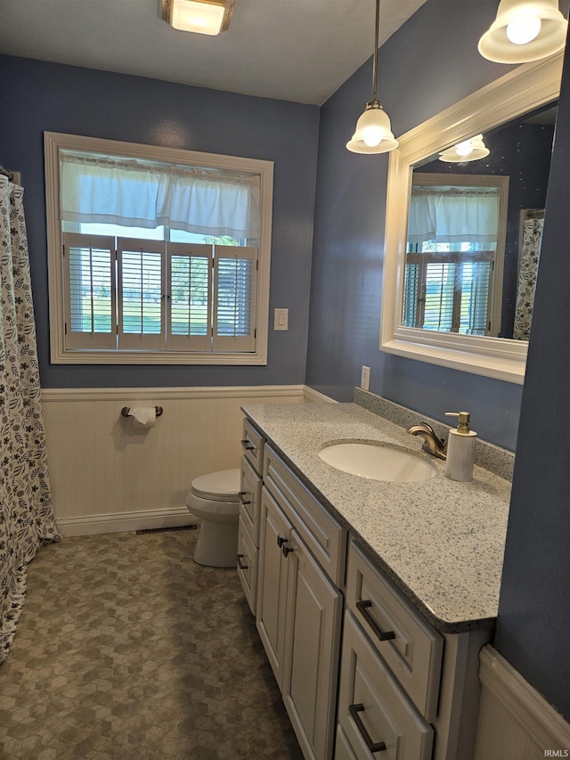 3475 W 1175 N Rd, Decatur, IN 46733 - bathroom with wainscoting, vanity, and curtained shower
