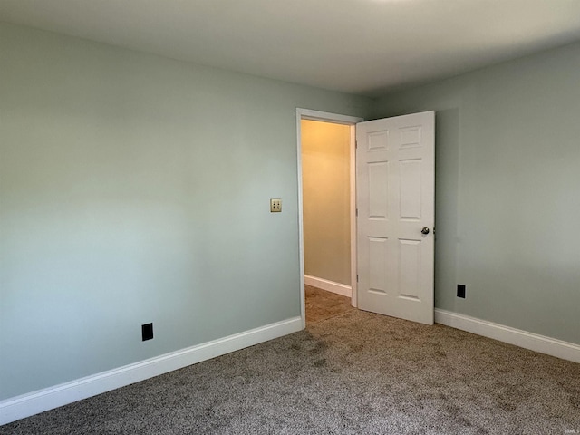 712 N Lindsay St, Kokomo, IN 46901 - carpeted empty room with baseboards
