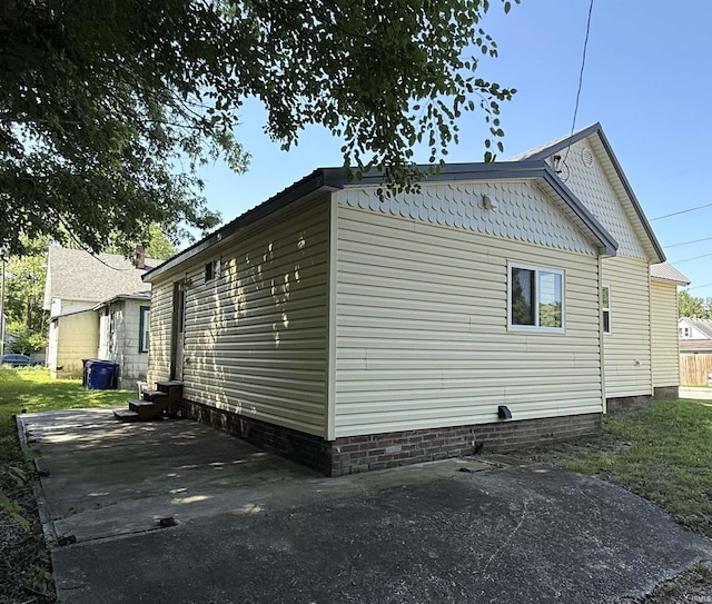 712 N Lindsay St, Kokomo, IN 46901 - view of home's exterior with a patio area