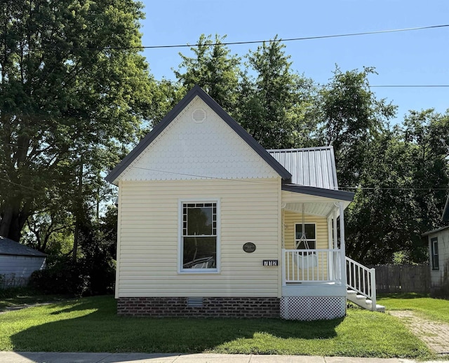712 N Lindsay St, Kokomo, IN 46901 - view of front of property featuring a front yard and crawl space