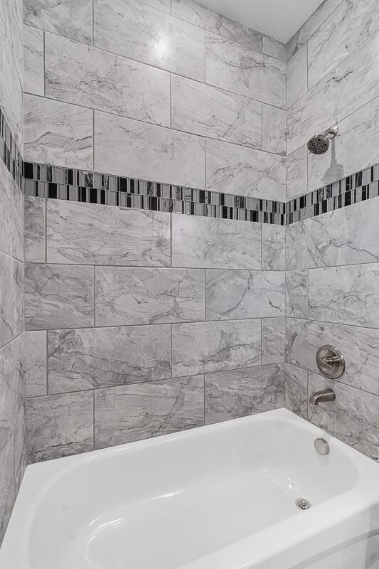 bathroom featuring tiled shower / bath combo