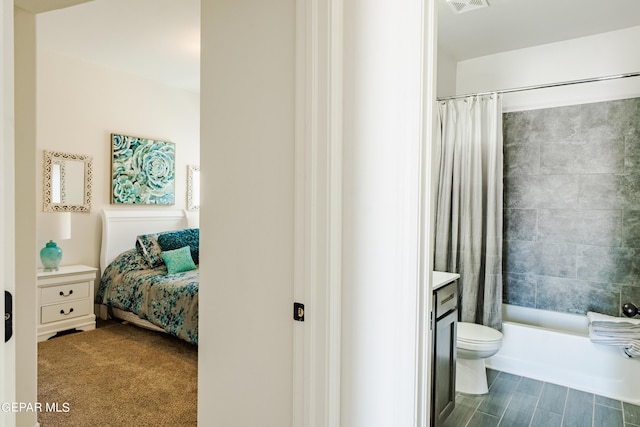 full bath featuring vanity, toilet, visible vents, and shower / tub combo with curtain