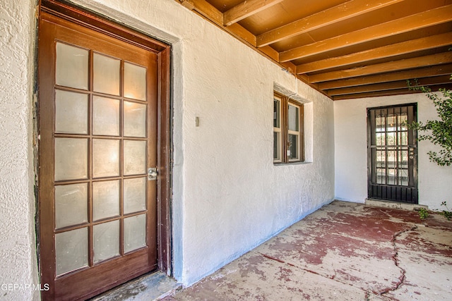 view of exterior entry featuring stucco siding