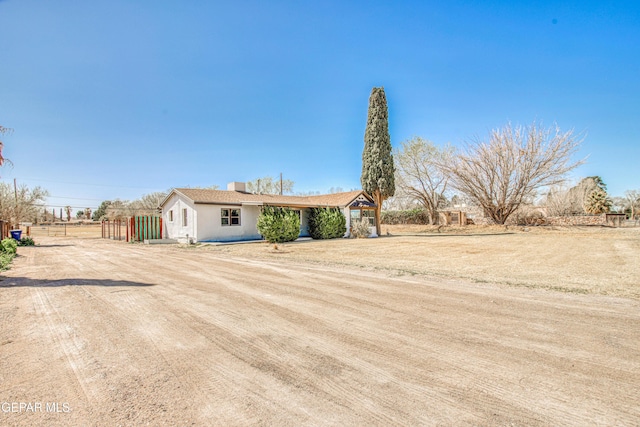 view of front of house featuring dirt driveway