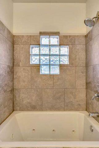 bathroom featuring tiled shower / bath