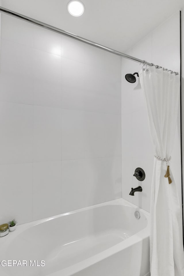 bathroom featuring shower / bath combo