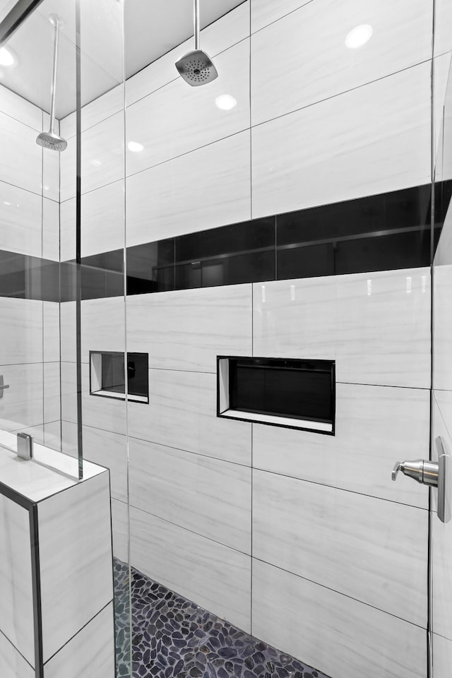 bathroom featuring tiled shower