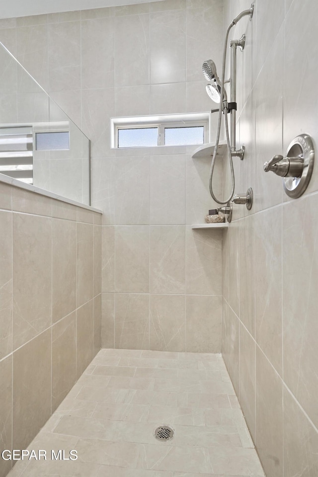 bathroom featuring tiled shower