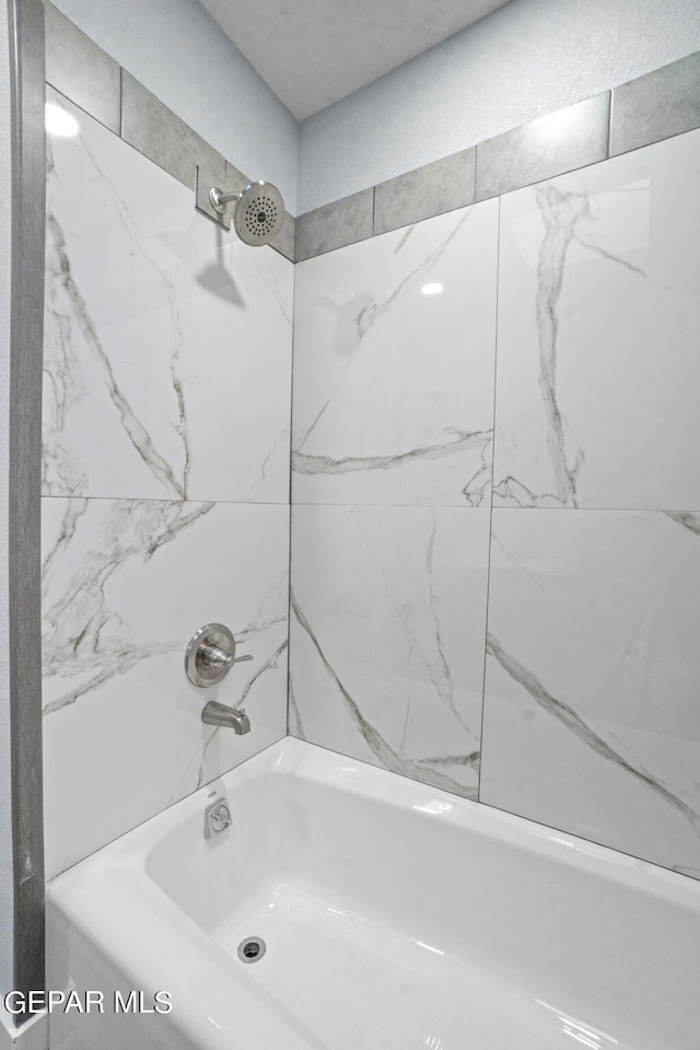 bathroom featuring tiled shower / bath