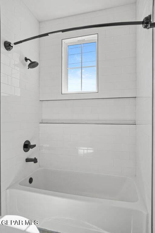 bathroom with tiled shower / bath combo