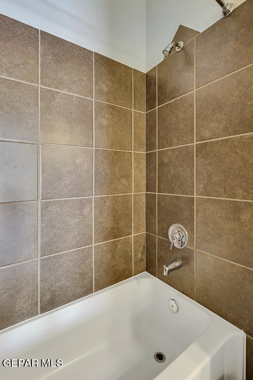 bathroom with tiled shower / bath combo