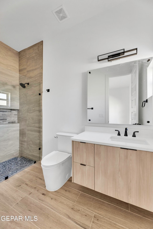 469 Country Oaks Dr, El Paso, TX 79932 - bathroom with a tile shower, vanity, and toilet