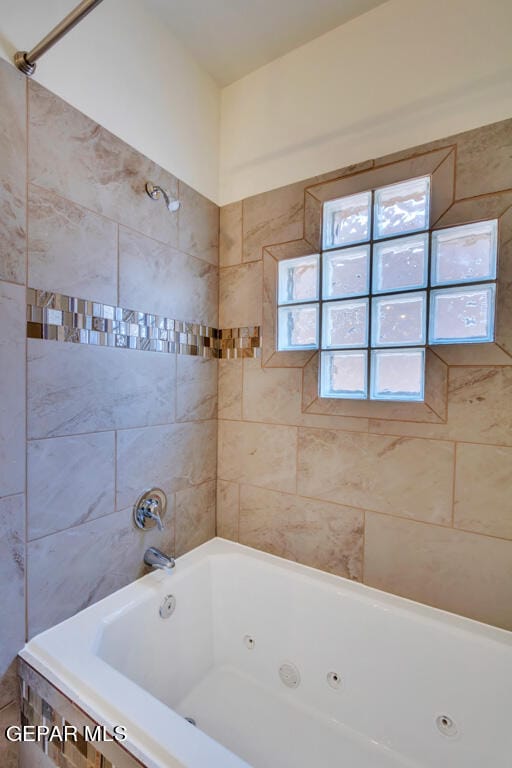 bathroom featuring tiled shower / bath combo