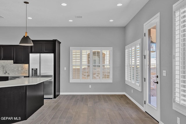 13357 Highworth Dr, El Paso, TX 79928 - kitchen featuring sink, tasteful backsplash, stainless steel fridge with ice dispenser, pendant lighting, and light wood-type flooring