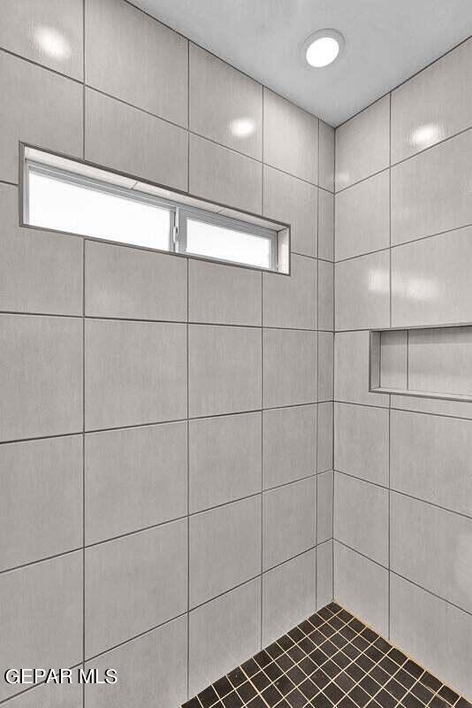 bathroom featuring tiled shower