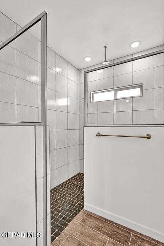 bathroom featuring a tile shower