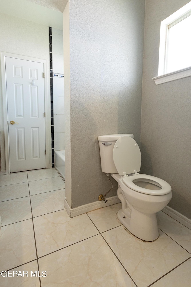 18 Via Placita, El Paso, TX 79927 - full bathroom with toilet, a bathtub, tile patterned floors, and baseboards
