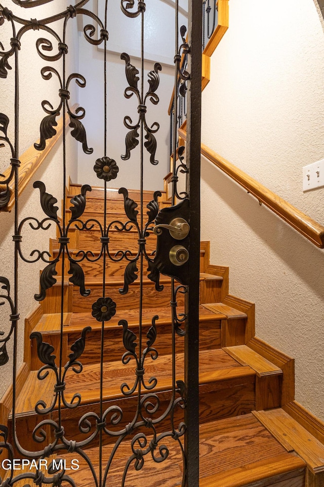 18 Via Placita, El Paso, TX 79927 - staircase featuring a textured wall