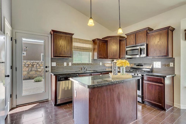 kitchen featuring sink, plenty of natural light, a center island, and stainless steel appliances