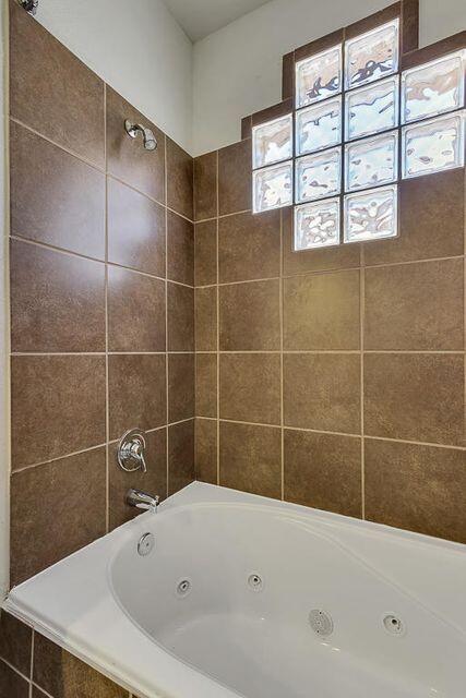 bathroom featuring tiled shower / bath