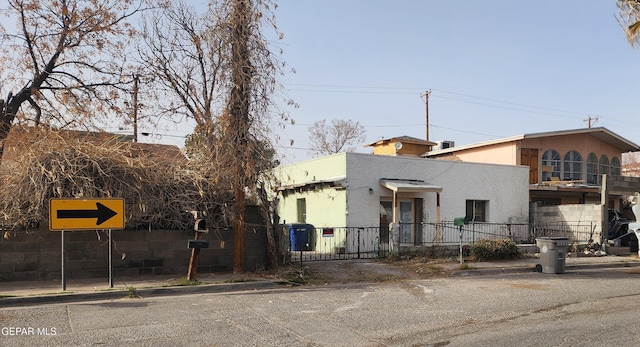 view of front of home featuring a fenced front yard and stucco siding