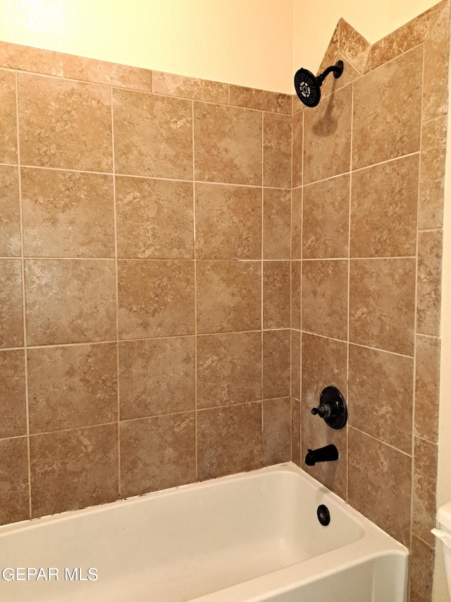 bathroom featuring tiled shower / bath combo