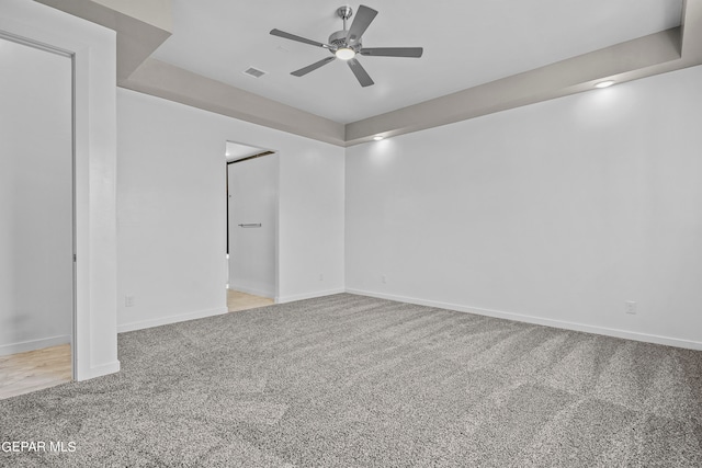 carpeted empty room featuring ceiling fan