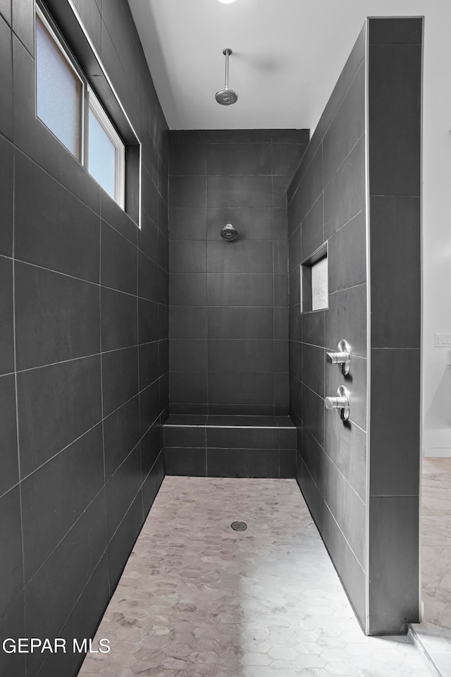 bathroom featuring a tile shower