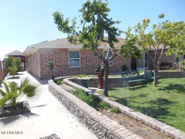 ranch-style house with a front lawn