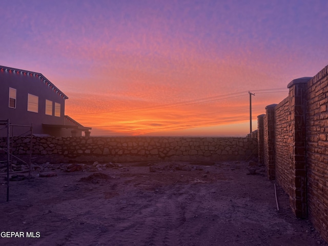 view of yard at dusk