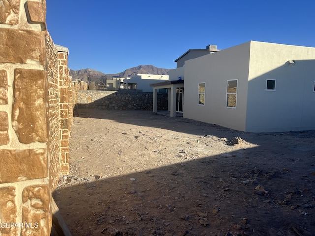 view of yard with a mountain view