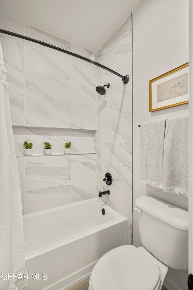 bathroom with vaulted ceiling, toilet, and shower / tub combo with curtain