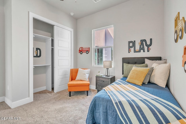 bedroom featuring carpet flooring and a closet