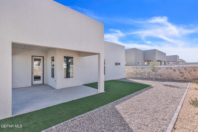 view of yard featuring a patio area