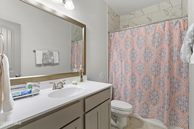 bathroom with a shower with shower curtain, vanity, and toilet