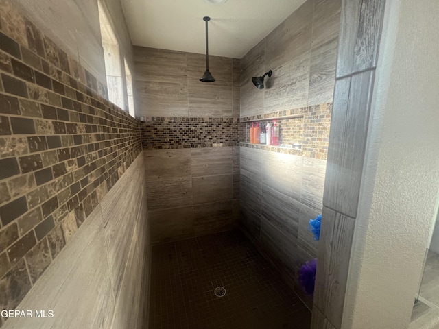 bathroom featuring a tile shower