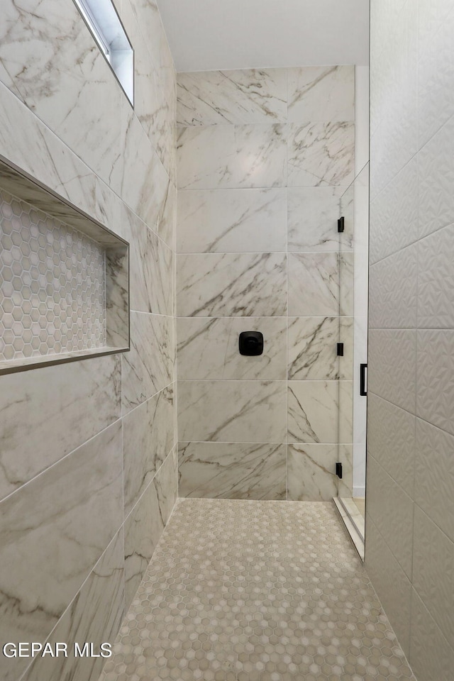 bathroom featuring a tile shower