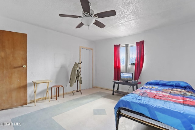 bedroom featuring ceiling fan and a textured ceiling