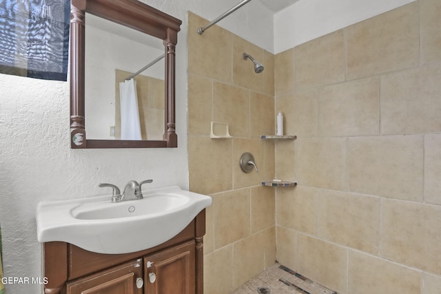 bathroom featuring a shower with curtain and vanity