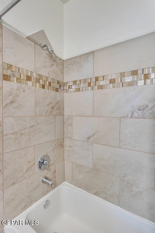 bathroom with tiled shower / bath combo