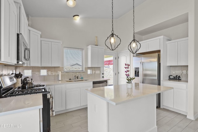 265 Adamtowne Dr, El Paso, TX 79928 - kitchen featuring stainless steel appliances, a sink, tasteful backsplash, a kitchen island, and light countertops