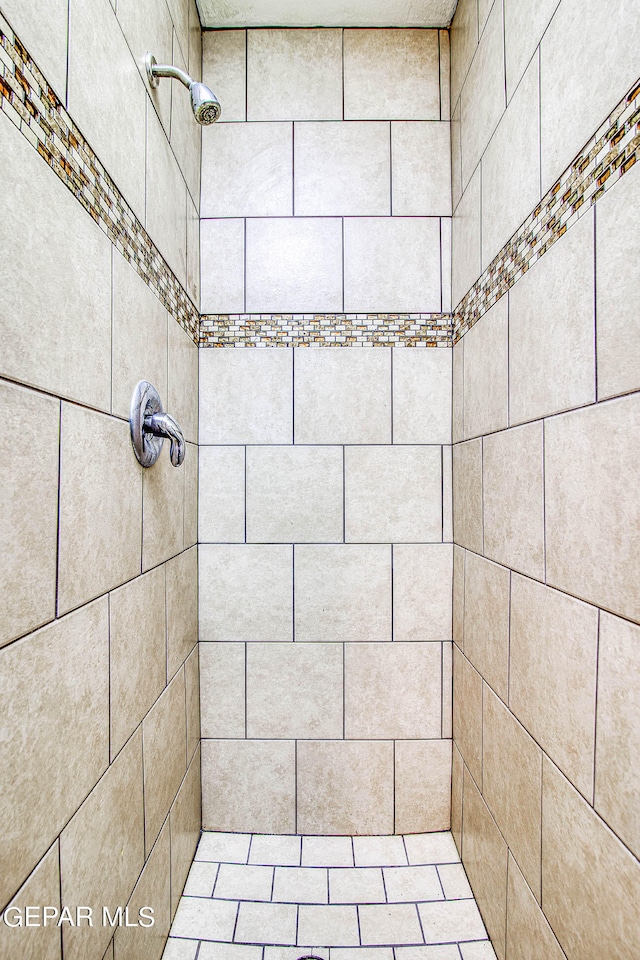 bathroom featuring a tile shower